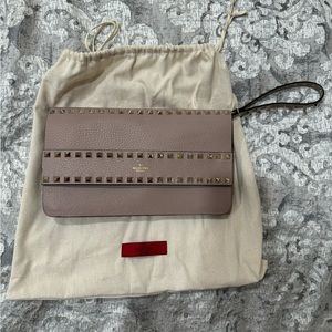 VALENTINO Garavani Rockstud Flip Leather
Clutch Bag Poudre